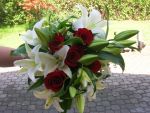 Bouquet rotondo con lilium e rose rosse