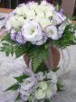 Bouquet rotondo con mazzolino da lanciare (lisiantus lilla e rose bianche)